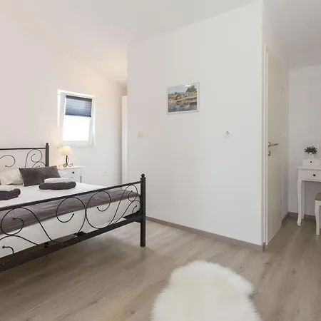 Seaside Family Friendly House With A Swimming Pool Sevid, Trogir - 22724 펜션 세비드