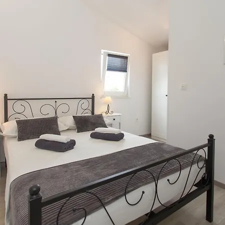 Seaside Family Friendly House With A Swimming Pool Sevid, Trogir - 22724 세비드